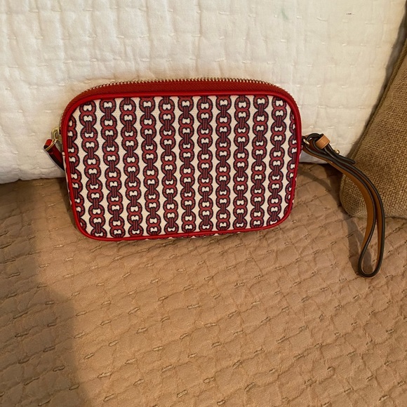 Tory Burch Gemini Link wristlet. Like new - Picture 2 of 3